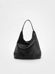 Torebka hobo - czarny. Czarne torebki do ręki damskie Reserved, bez wzorów, ze skóry, klasyczne, bez dodatków. W wyprzedaży za 69.99 zł.