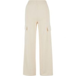 Damskie spodnie dresowe loose fit Urban Classics. Białe spodnie dresowe damskie Urban Classics, bez wzorów, z bawełny, do biegania. Za 156.00 zł.