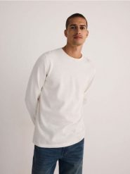 Bawełniany sweter - biały. Białe swetry przez głowę męskie Reserved, l, bez wzorów, z bawełny, bez kołnierzyka. W wyprzedaży za 39.99 zł.