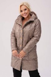 Pikowany ciemno-beżowy płaszcz Vivien z fantazyjnymi kieszeniami OVERSIZE PLUS SIZE XXL JESIEŃ. Brązowe płaszcze damskie Moda Size Plus Iwanek, na jesień, plus size, bez wzorów, z poliesteru, eleganckie, plus size, krótkie, bez kaptura. Za 469.90 zł.