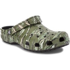 Klapki CROCS - Classic Graphic Clog 204612 Black/Camo. Klapki damskie marki Crocs. W wyprzedaży za 139.00 zł.