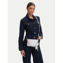 Torebka Guess. Białe torebki do ręki damskie Guess, z aplikacjami, klasyczne, bez dodatków. Za 674.99 zł.