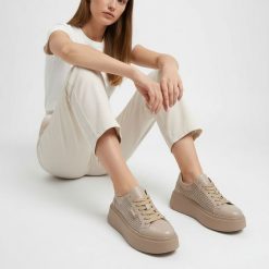 Sneakersy damskie Armodo, cholewka ze skóry naturalnej perforowana forma zapewniająca lekkość klasyczne sznurowanie stabilna podeszwa, beżowe, DS-777. Brązowe półbuty damskie Armodo, bez wzorów, ze skóry, klasyczne, bez obcasa, bez zapięcia. Za 469.00 zł.