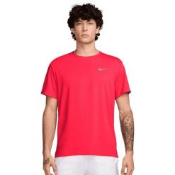 Koszulka do biegania męska Nike DV9315635. Czerwone koszulki sportowe męskie Nike, l, bez wzorów, z dzianiny, bez kołnierzyka, bez ramiączek, do biegania, dri-fit (nike). Za 275.00 zł.