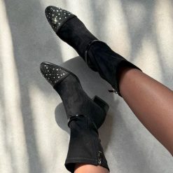 Czarne wysokie zamszowe botki damskie DiA 52-165. Czarne botki damskie DiA, na jesień, z dzianiny, eleganckie, bez obcasa, na obcasie, bez zapięcia. Za 339.00 zł.