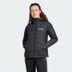 Kurtka Terrex Multi Synthetic Insulated Hooded. Czarne kurtki damskie Adidas, bez wzorów, z materiału, bez kaptura. W wyprzedaży za 367.80 zł.