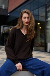 Sweter z dekoltem w serek brązowy. Brązowe swetry damskie MOODO, l, bez wzorów, z poliamidu, bez kołnierzyka, bez ramiączek, bez kaptura. Za 129.99 zł.