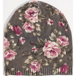 Czapka beanie w kwiaty - Wielobarwn. Szare czapki i kapelusze damskie Mohito. Za 39.99 zł.