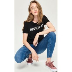 T-shirt z nadrukiem - Czarny. T-shirty damskie marki Sinsay. W wyprzedaży za 7.99 zł.