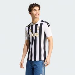 Koszulka podstawowa Juventus 26/27. Białe koszulki sportowe męskie Adidas, l, bez wzorów, z dzianiny, bez kołnierzyka, bez ramiączek, do piłki nożnej, climacool (adidas). Za 439.00 zł.
