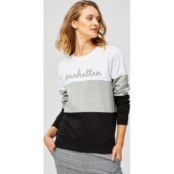 Bluza Manhattan. Białe bluzy damskie MOODO, m, bez wzorów, z bawełny, bez kaptura. Za 49.99 zł.