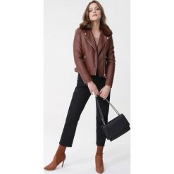 Brązowa Ramoneska Alia. Brązowe kurtki damskie Born2be, na jesień, l, bez wzorów, z materiału, bez kaptura. Za 249.99 zł.