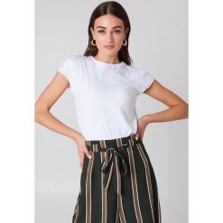 NA-KD Basic T-shirt z surowym wykończeniem - White. Białe t-shirty damskie NA-KD Basic, z bawełny, z okrągłym kołnierzem. Za 52.95 zł.