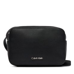 Torebka Calvin Klein. Czarne listonoszki damskie Calvin Klein, bez wzorów, bez dodatków. Za 219.99 zł.