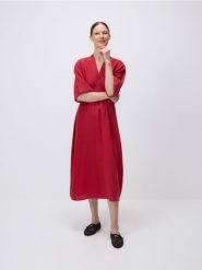 Sukienka typu kimono - intenstywna czerwień. Czerwone sukienki damskie Reserved, l, bez wzorów, z bawełny, bez kołnierzyka, bez ramiączek, maxi. Za 169.99 zł.
