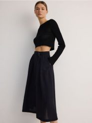 Spódnica midi z paskiem - granatowy. Niebieskie spódnice damskie Reserved, l, bez wzorów, z tkaniny, midi, rozkloszowane. W wyprzedaży za 79.99 zł.