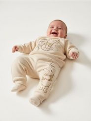 Spodnie z polarem w środku Winnie the Pooh - beżowy. Brązowe spodenki niemowlęce Sinsay, bez wzorów, z jeansu. W wyprzedaży za 8.99 zł.