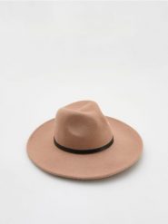 Wełniany kapelusz - beżowy. Brązowe czapki i kapelusze damskie Reserved, bez wzorów, z wełny. W wyprzedaży za 45.99 zł.