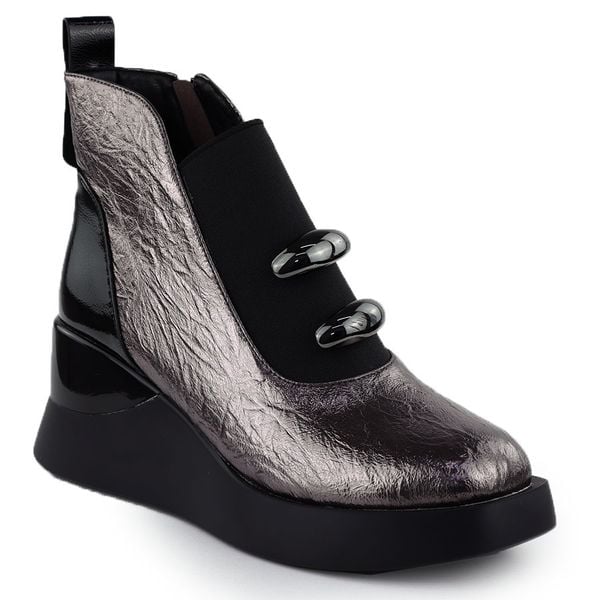 Botki damskie na koturnie srebrne S.Barski MR52-106. Szare botki damskie S.BARSKI, ze skóry ekologicznej, eleganckie, bez obcasa, na koturnie, bez zapięcia. Za 289.99 zł.