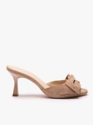 Beżowe klapki na obcasie z kokardą. Brązowe klapki damskie Ryłko, bez wzorów, z gumy, eleganckie, bez obcasa, na obcasie. Za 379.99 zł.