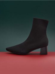 Botki - czarny. Czarne botki damskie Sinsay, bez obcasa, bez zapięcia. Za 99.99 zł.