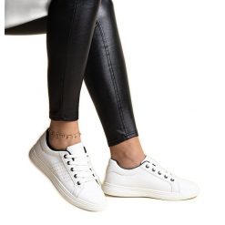 Białe sneakersy eko skóra Cathleen. Białe trampki i tenisówki damskie bez wzorów, ze skóry, eleganckie, bez zapięcia. Za 79.62 zł.