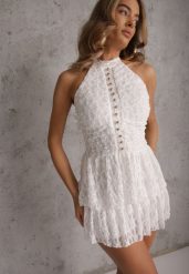 Biała Sukienka Halter z Koronki Zdobiona Metalicznymi Guziczkami Corrarea. Białe sukienki dla dziewczynek Renee, z aplikacjami, z koronki, bez ramiączek. Za 189.99 zł.