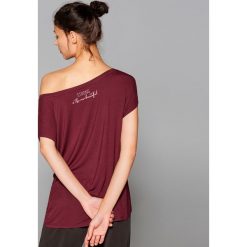 Sportowa koszulka Athleisure - Bordowy. Czerwone koszulki sportowe damskie Mohito. Za 59.99 zł.