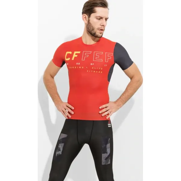 Reebok Koszulka Ss Rcf Ss Compr Ession Top , czerwony, rozmiar XL. Czerwone koszulki sportowe męskie Reebok, m, bez wzorów, z materiału, bez kołnierzyka, bez ramiączek, na fitness i siłownię, climacool (adidas). W wyprzedaży za 149.99 zł.