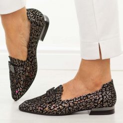 Czarne ażurowe skórzane półbuty damskie Cambell 35307. Czarne półbuty damskie Cambell, na lato, w ażurowe wzory, z materiału, eleganckie, bez obcasa, na obcasie, bez zapięcia. Za 229.00 zł.