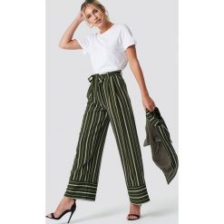 NA-KD Classic Szerokie spodnie w paski - Green. Spodnie materiałowe damskie marki NA-KD Classic. Za 161.95 zł.