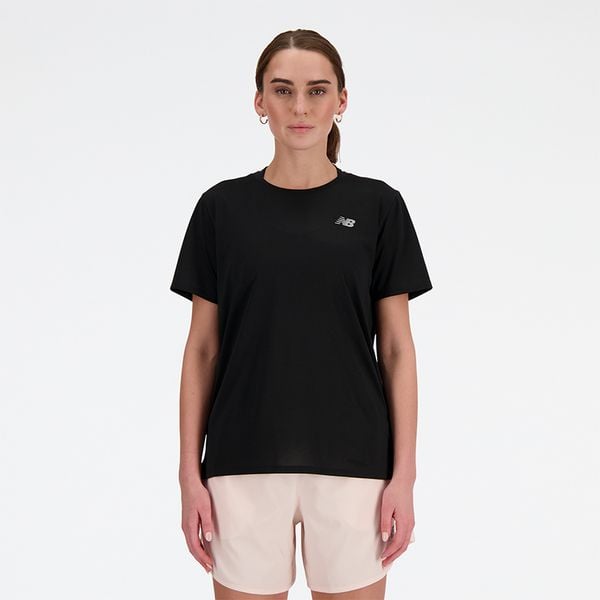 Koszulka damska New Balance WT41222BK – czarna. Czarne koszulki sportowe damskie New Balance, m, bez wzorów, z materiału, bez kołnierzyka, bez ramiączek, na fitness i siłownię. Za 149.99 zł.