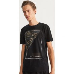T-shirt z nadrukiem - Czarny. Czarne t-shirty męskie Reserved, z nadrukiem. Za 39.99 zł.