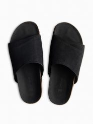 Męskie klapki z naturalnego zamszu na korkowej podeszwie - camel V1. Czarne klapki męskie Ombre Clothing, z jeansu, eleganckie. W wyprzedaży za 349.99 zł.