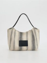 Bawełniana torebka shopper - ciemnobrązowy. Brązowe torebki shopper damskie Reserved, bez wzorów, z bawełny, bez dodatków. Za 129.99 zł.