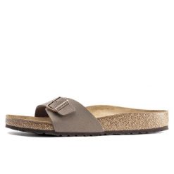 Brązowe Kapcie Birkenstock Madrid Damskie. Brązowe kapcie damskie Birkenstock, bez wzorów, z gumy. Za 380.66 zł.