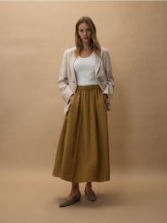 Spódnica z lnem - warm olive. Zielone spódnice damskie Reserved, l, bez wzorów, z wiskozy, rozkloszowane. W wyprzedaży za 199.99 zł.