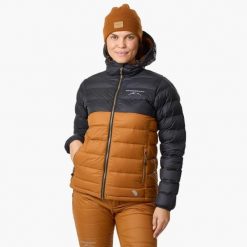 Kurtka damska hiking wodoodporna wiatroszczelna Östersund 2.0. Brązowe kurtki damskie SWEDEMOUNT, bez wzorów, z puchu, bez kaptura, trekkingowe. Za 699.99 zł.