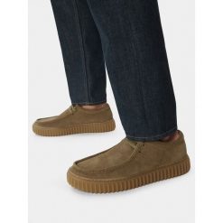 Półbuty Clarks. Brązowe półbuty na co dzień męskie Clarks, bez zapięcia. Za 466.99 zł.