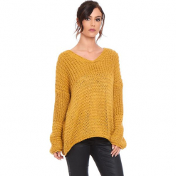 Sweter "Igal" w kolorze musztardowym. Żółte swetry damskie Cosy Winter, ze splotem, z asymetrycznym kołnierzem. W wyprzedaży za 159.95 zł.