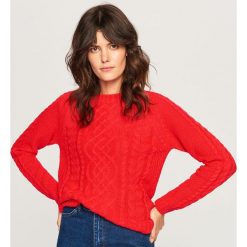 Sweter z ozdobnym splotem - Czerwony. Czerwone swetry damskie Reserved, l, bez wzorów, ze splotem, bez kołnierzyka, bez ramiączek, bez kaptura. Za 69.99 zł.