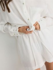 Szorty z bawełnianego muślinu - biały. Białe szorty damskie Reserved, l, bez wzorów, z bawełny. W wyprzedaży za 39.99 zł.