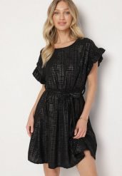 Czarna Sukienka Ozdobiona Falbankami i Paskiem Izulira. Czarne sukienki damskie Born2be, uniwersalny, bez wzorów, eleganckie, bez kołnierzyka, bez ramiączek, mini. Za 79.99 zł.