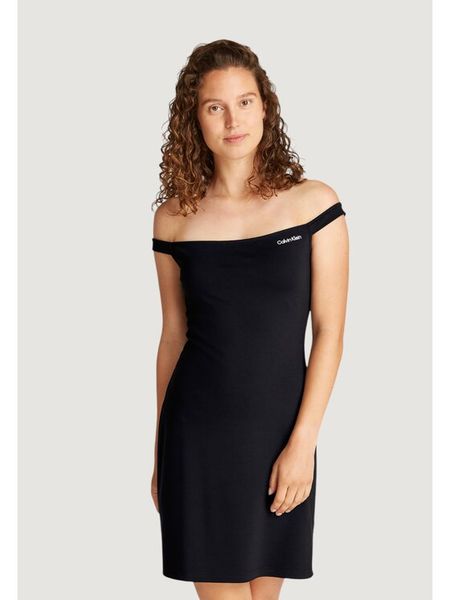 Calvin Klein Jeans Sukienka codzienna Logo Milano J20J225541 Czarny Slim Fit. Czarne sukienki damskie Calvin Klein Jeans, na co dzień, xl, bez wzorów, z jeansu, bez kołnierzyka, bez ramiączek, proste. Za 219.99 zł.