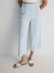 Spodnie culotte z wiskozą - jasnoturkusowy. Niebieskie spodnie materiałowe damskie Reserved, l, bez wzorów, z tkaniny. W wyprzedaży za 79.99 zł.