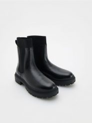 Skórzane botki - czarny. Czarne botki damskie Reserved, ze skóry, klasyczne, bez obcasa, bez zapięcia. W wyprzedaży za 89.99 zł.