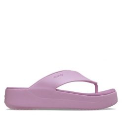 Japonki Crocs. Czerwone klapki damskie Crocs, bez wzorów, bez obcasa. Za 119.99 zł.