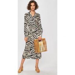 Answear - Sukienka. Niebieskie sukienki damskie ANSWEAR, l, bez wzorów, z materiału, casualowe, bez kołnierzyka, bez ramiączek. W wyprzedaży za 89.90 zł.