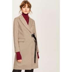 Elegancki płaszcz z ozdobnym wiązaniem - Wielobarwn. Szare płaszcze damskie Reserved, eleganckie. W wyprzedaży za 199.99 zł.