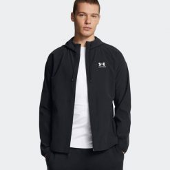 Under Armour UA RIVAL WVN WINDBREAKER Kurtka męska. Czarne kurtki męskie Under Armour, l, bez wzorów, z tkaniny, klasyczne, bez kaptura. W wyprzedaży za 209.99 zł.